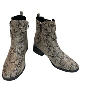 ✨🆕✨ Kenneth Cole Salt Biker Jewel Chelsea Boot Size: 7